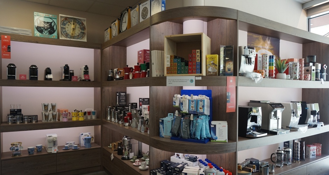 Verkaufsregal mit Naturkosmetik und Pflegeprodukten