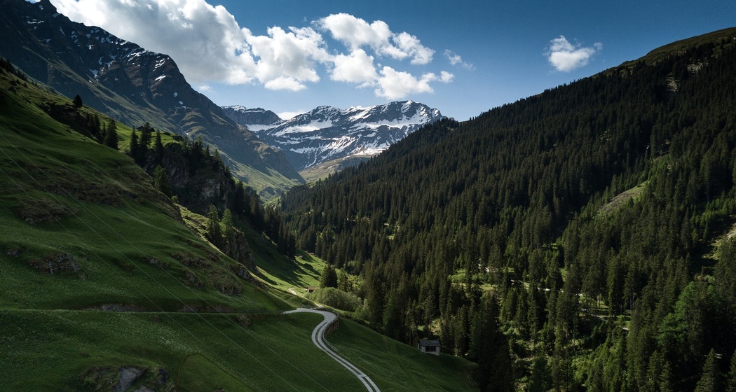 Meliorationsstrasse mit Sicht Richtung Peil und Illagrass