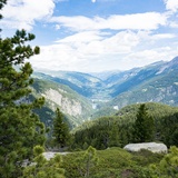 vista dalla Foresta Nera sopra l'alpe Nursera nella Val Schons