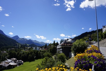Aussicht vom Geschäftsgebäude in Scuol auf die Berge
