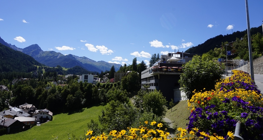 Aussicht vom Geschäftsgebäude in Scuol auf die Berge