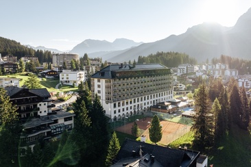 Hotel Altein mit Tennisplatz aus der Ferne