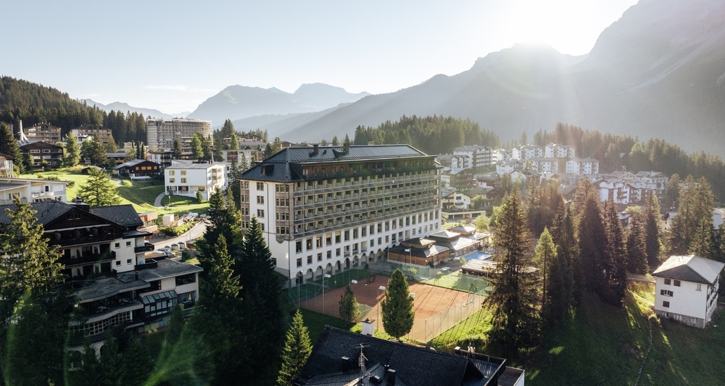 Hotel Altein mit Tennisplatz aus der Ferne