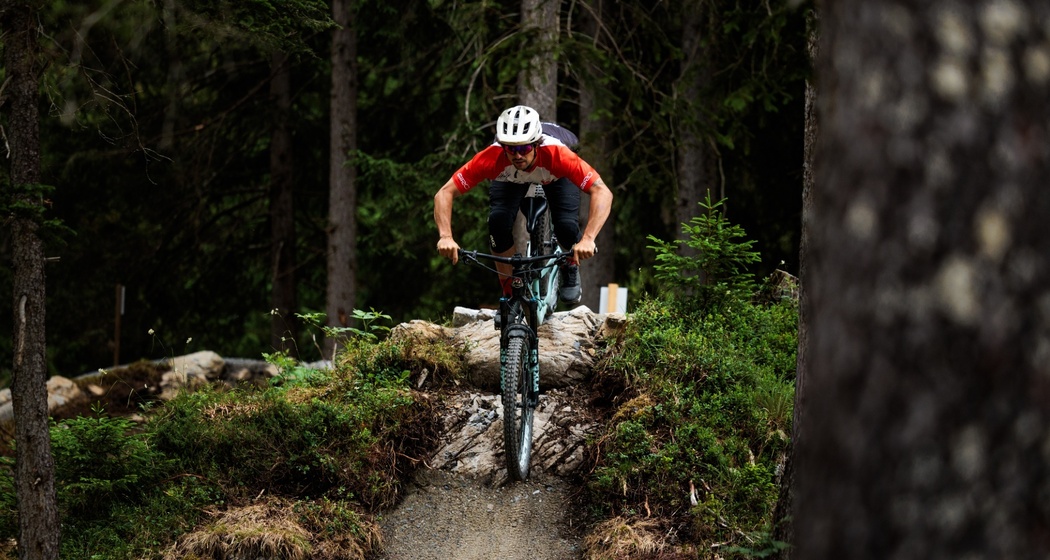 Biker auf schwarzem Drop