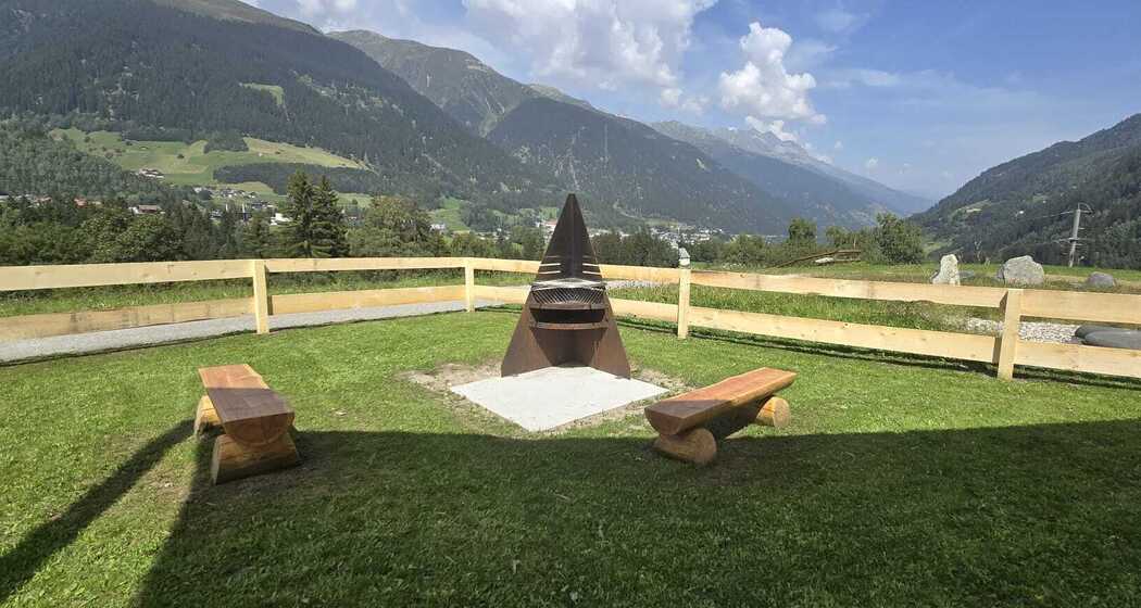 Feuerstelle Ragisch mit Blick nach Disentis