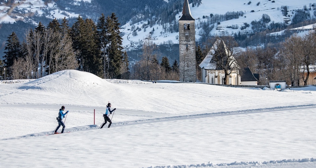 Loipe mit der Kirche Pleif