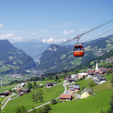 Das sonnige Dorf Fanas mit der Seilbahn im Vordergrund