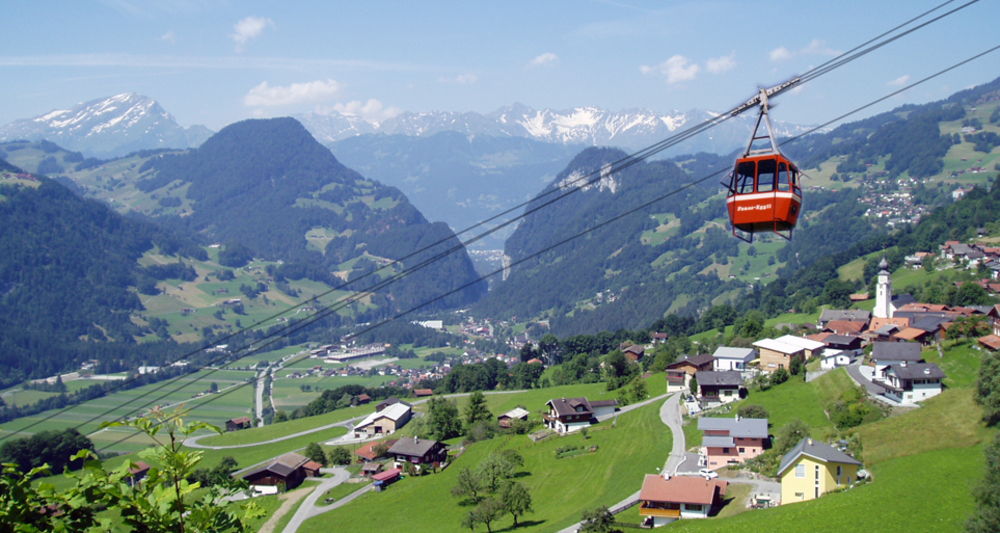 Das sonnige Dorf Fanas mit der Seilbahn im Vordergrund