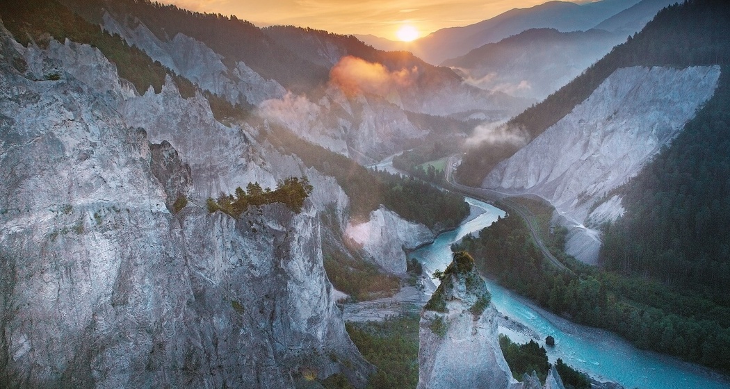 Blick in die Rheinschlucht von der Aussichtsplattform Il Spir