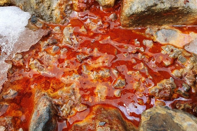 Das kräftige Rot der Funtana d'En