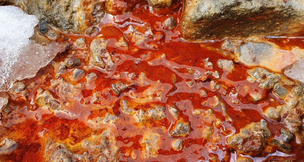 Das kräftige Rot der Funtana d'En