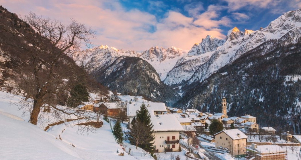 Sonne tanken - auf dem Weg von Soglio nach Dasciun (oua_64577082_image)