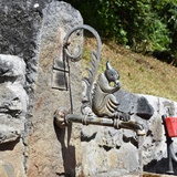 Fontaine de l’Écureuil (Bügl da Squilat) avec eau minérale de la source Clozza