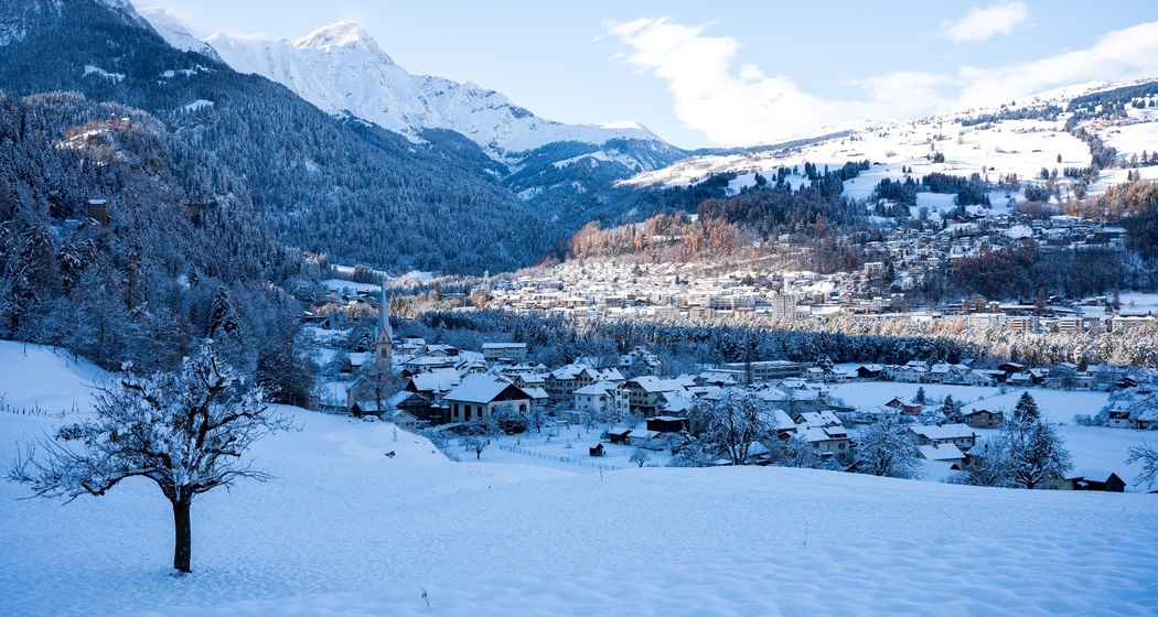 Sils i.D. mit der Burg Ehrenfels im Winter