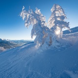 Schneelandschaft und Aussicht von der Tages-Skitouren Piste