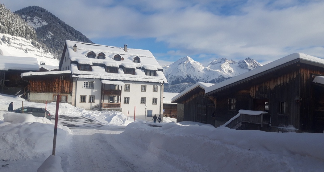 In Sedrun am weissen Haus vorbei