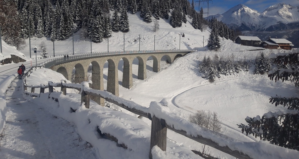Über den Viadukt in Bugnei