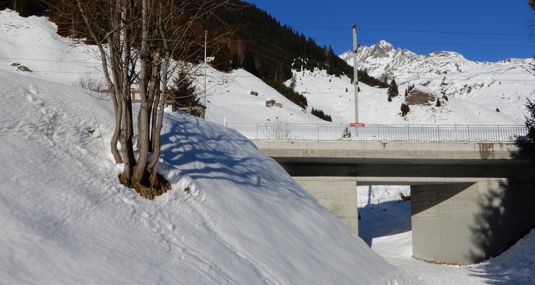 Unter der Bahnlinie durch