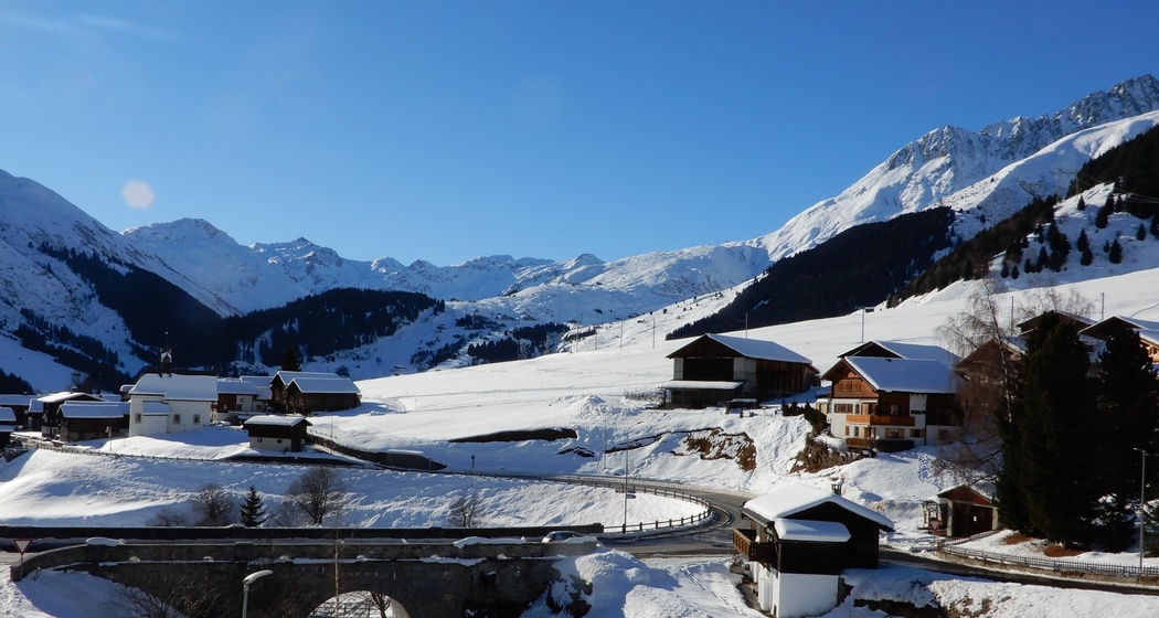 Richtung Rueras mit Kapelle in Zarcuns