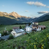 Die Route schlängelt sich auf der Sonnenterrasse Lü Richtung Tschierv