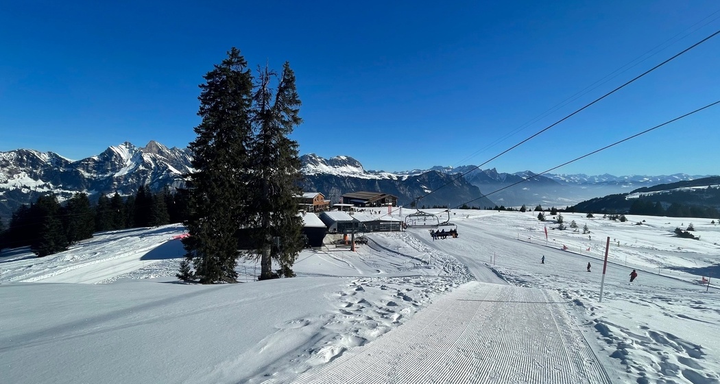 Winterwanderweg mit Blick auf Prodalp
