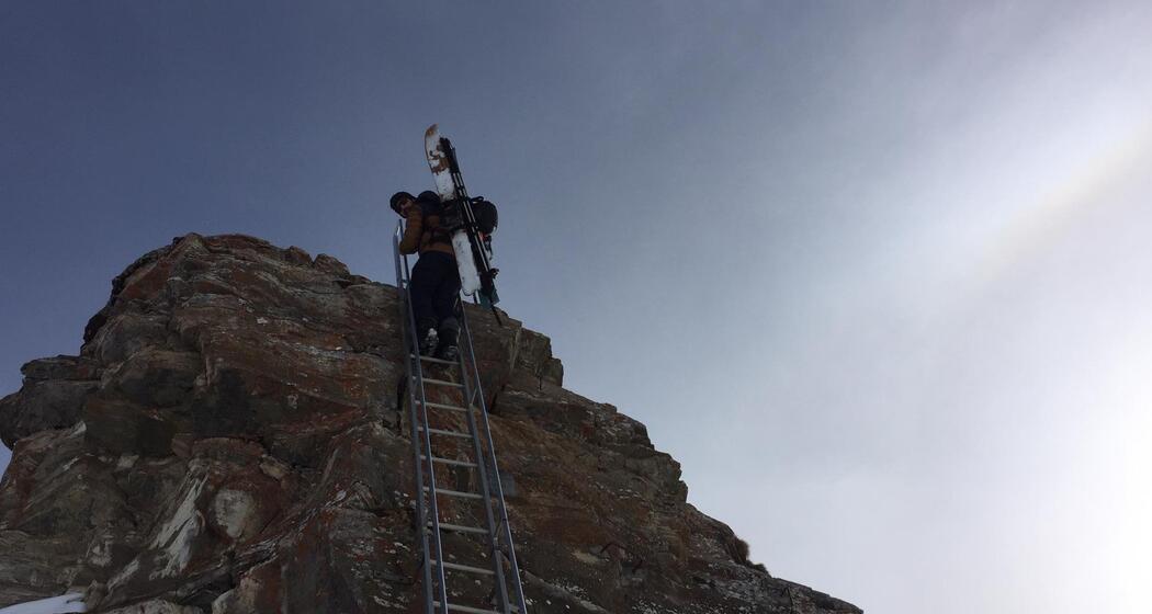 Abstieg der festverankerten Leiter am Piz Beverin