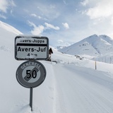 Strasse in Richtung Juf mit Wengahorn im Hintergrund