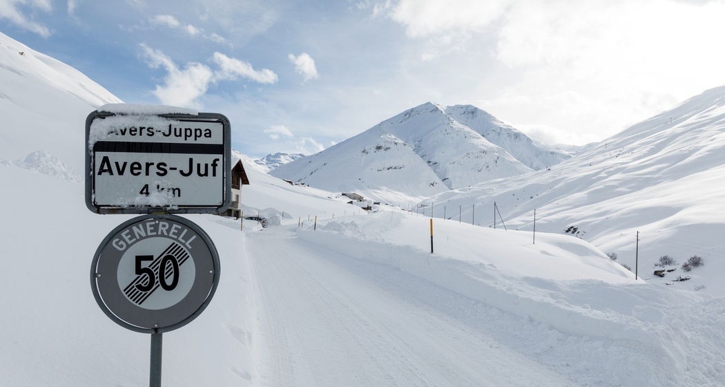 Strasse in Richtung Juf mit Wengahorn im Hintergrund