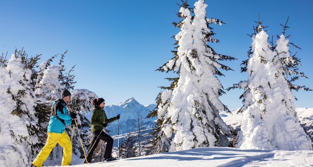 Schneeschuhwanderer auf der Hochebene Dreibündenstein