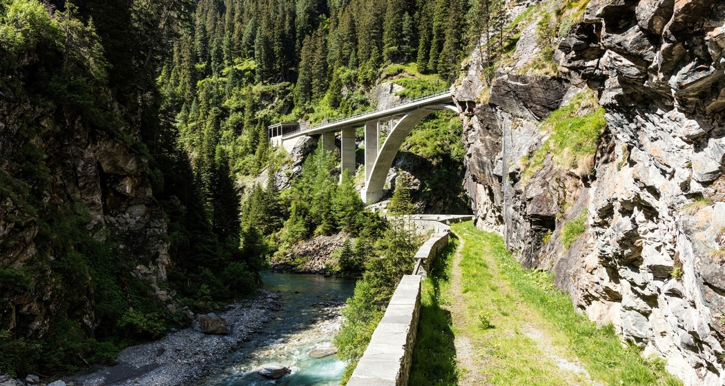 Alte Averserstrasse mit der neuen Strassenbrücke