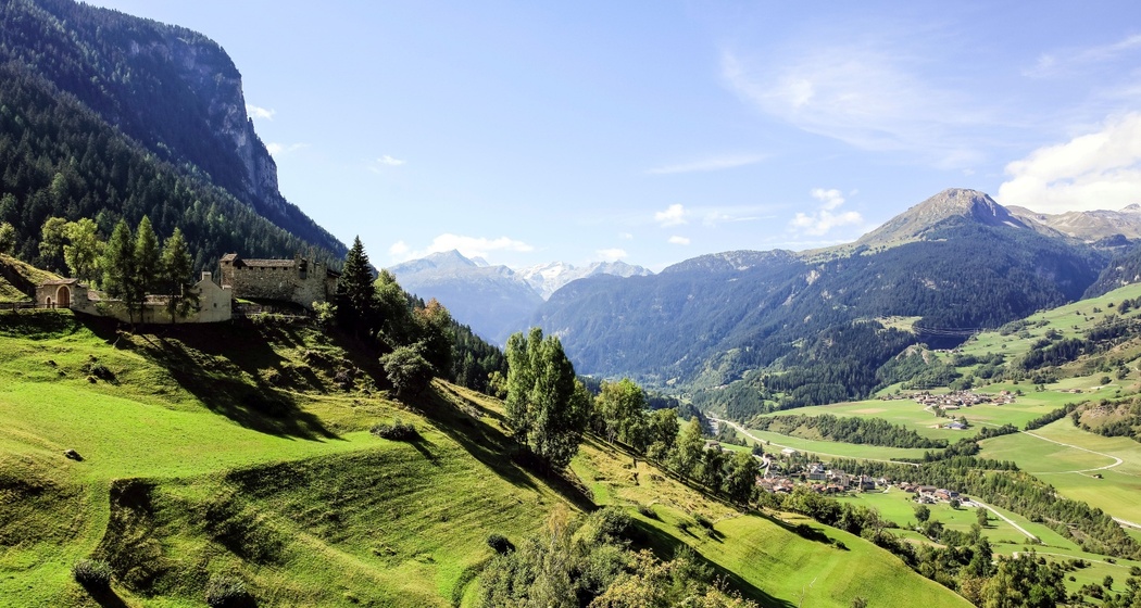 Die Burg Haselstein bei Zillis im Sommer