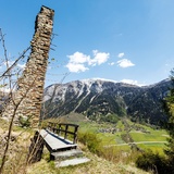 La ruine du château de Cagliatscha au printemps