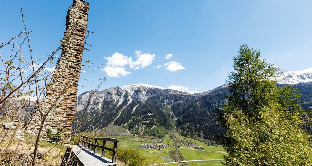 Die Burgruine Cagliatscha im Frühling