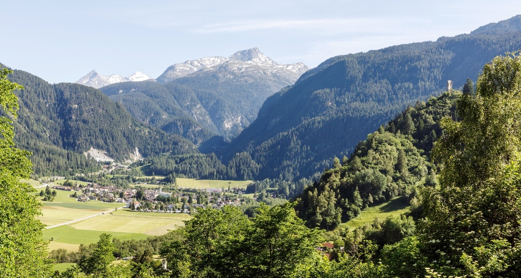 Die Burgruine Cagliatscha hoch über dem Schams