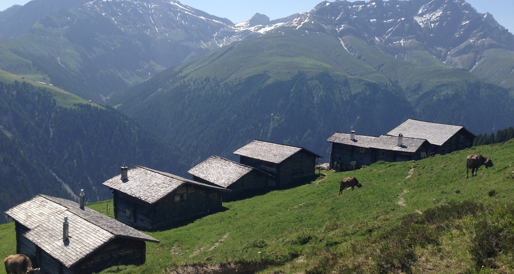 Zalöner Hütten mit Ausblick auf den Piz Beverin