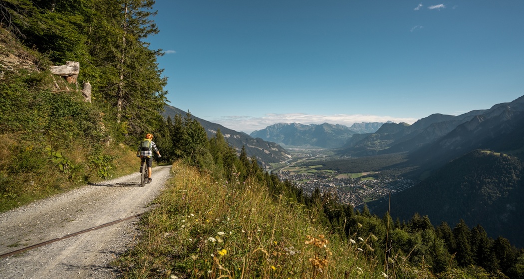 Abfahrt von Brambrüesch mit Blick ins Bündner Rheintal