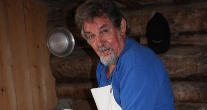 Etappe 18: Alte Sennerei am Strassberg im Fondei, Walter Gadient am Käsen