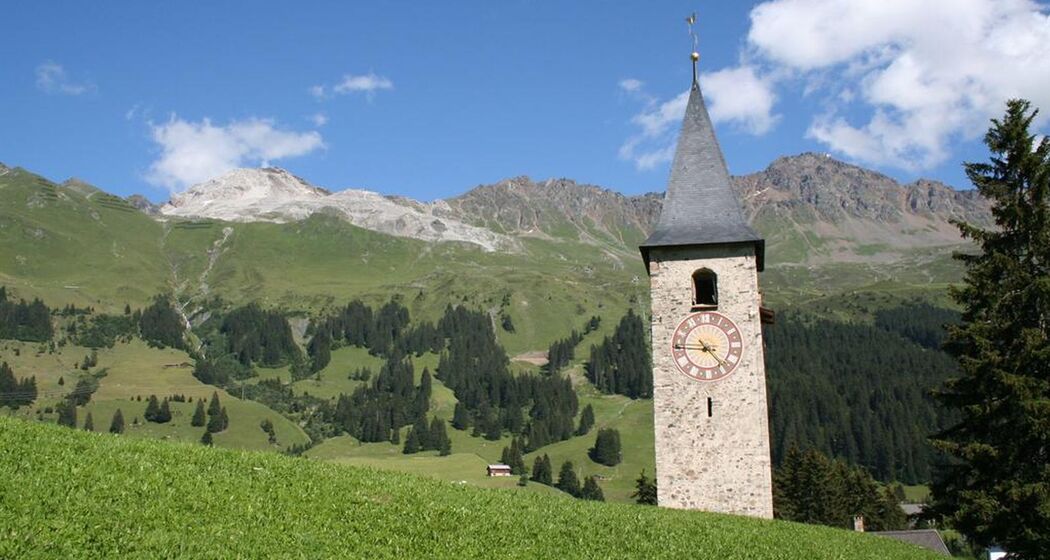 Allein stehender Kirchturm in Parpan