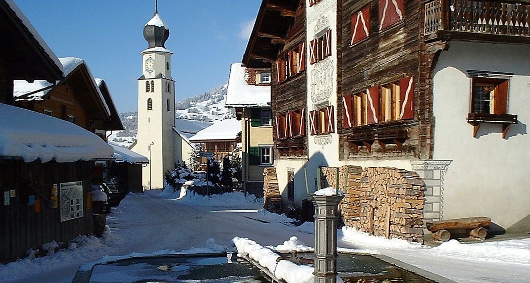 Wunderschöne Häuser säumen den Dorfplatz