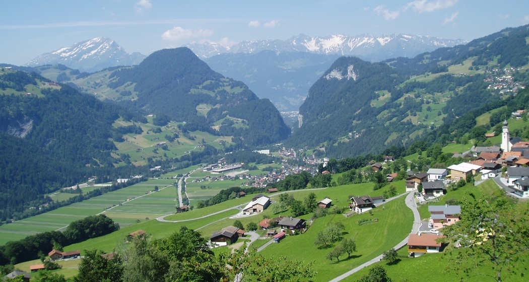 Sonnendorf Fanas mit Blick zur Chlus