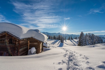 Tief versschneite Winterlandschaft