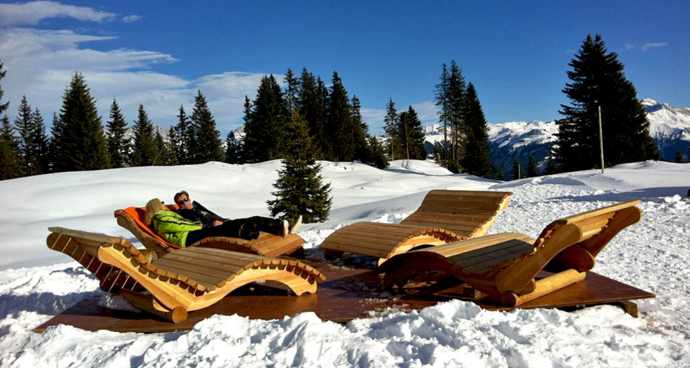 Die Ruhebänke entlang dem Winterwanderweg auf Danusa