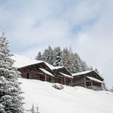 Vorbei an den Längisgäden steigt der Schneeschuh-Trail den Hang über dem Dorf hoch