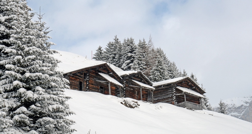 Vorbei an den Längisgäden steigt der Schneeschuh-Trail den Hang über dem Dorf hoch
