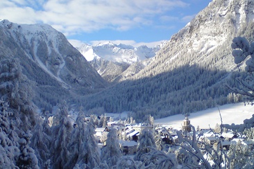 Blick auf das Dorf im Winter