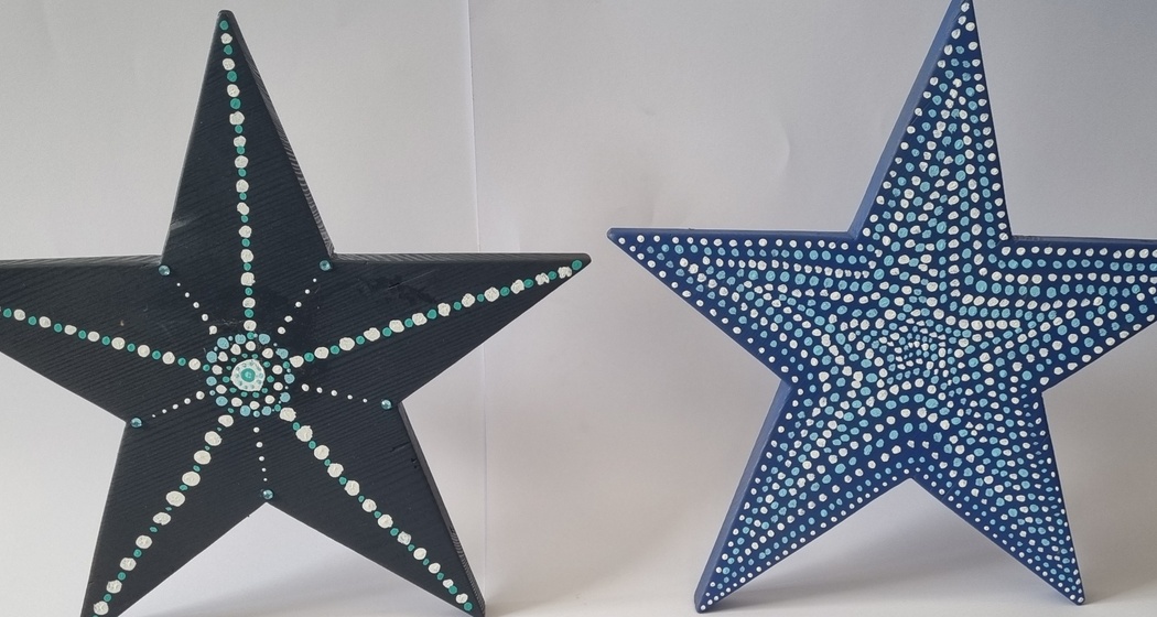 Zwei Sterne auf einem weissen Hintergrund.