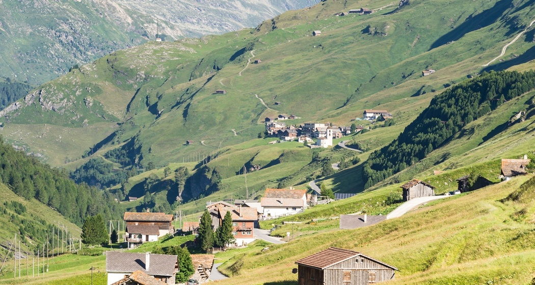 Avers am Bach (im Hintergrund der Hauptort Cresta)