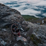 À pied jusqu'en haut de la montagne - le dernier morceau doit être porté