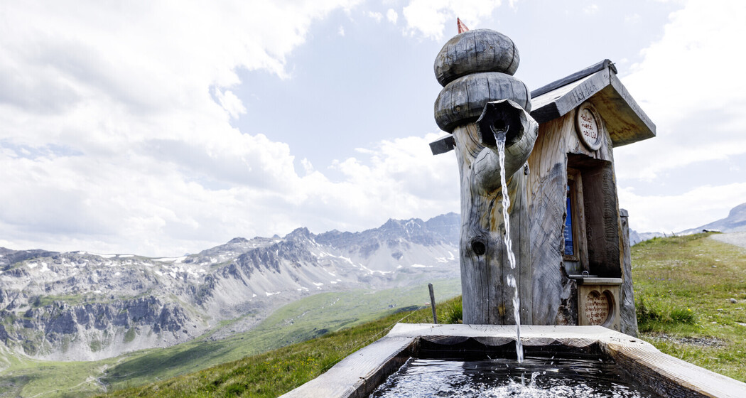 Brunnen beim Parkplatz Tguma