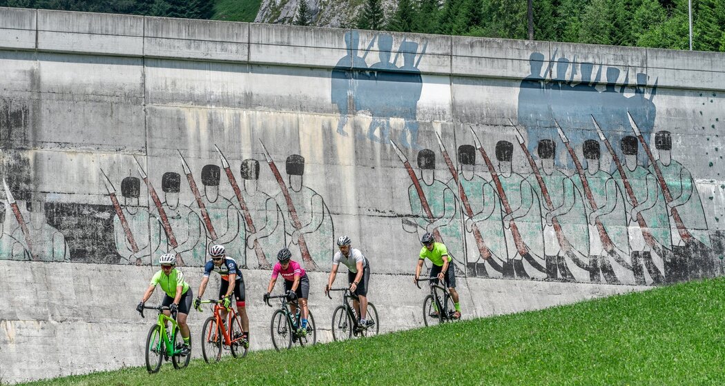 Panixer Stausee. Früher war es der Suworow, heute sind es Gravelbiker. Das macht heute deutlich mehr Spass. Und dann diese Aussicht von der Staumauer aus!